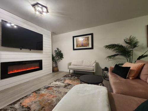 Southwest Calgary Apartment | 2-bed entire suite 10 mins from all attractions