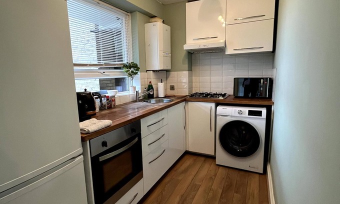 Fairfield Apartment | 2 Bed Flat - 9-12 Mins to Central London Sleeps 4