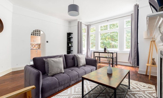 Chiswick Apartment | 2 Bed Flat near Chiswick Park