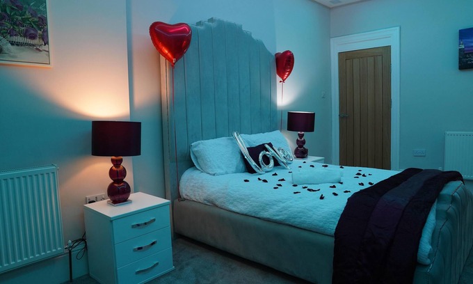 Bradford Apartment | 2 Bed Flat - Sleeps 4 - Jacuzzi Bath - Parking