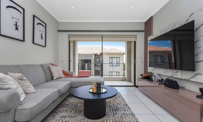 Greater Johannesburg Metropolitan Area Apartment | 2 Bed Flat - Sleeps 4 - Pool - Garden - Parking