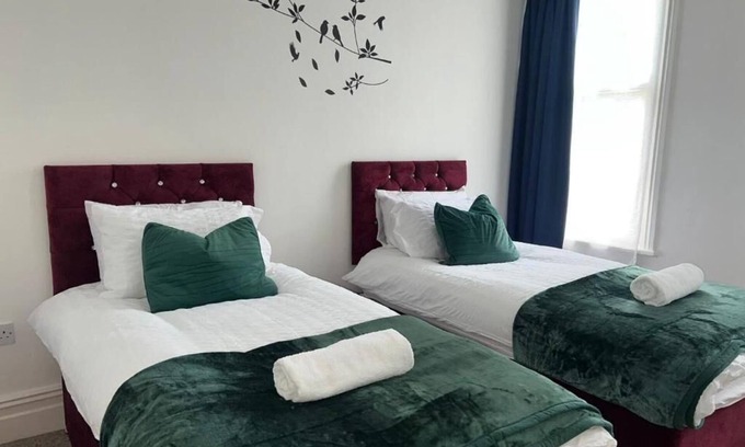 Welford Apartment | 2 Bed Flat - Sleeps 5 - Pets - Parking - Wifi