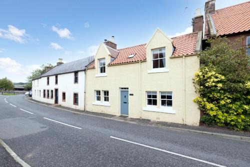 Dunbar House | 2 bed Haywood Cottage with garden