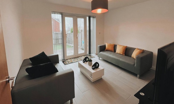 Oldbury House | 2 Bed House Sleeps 4 -Enclosed Garden & Parking