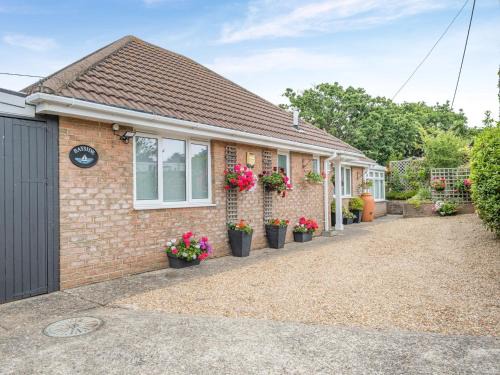 Freshwater House | 2 Bed in Colwell Bay IC013