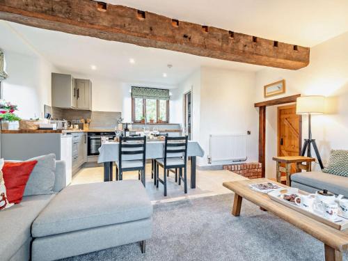 Long Barn House | 2 Bed in Taunton 93581