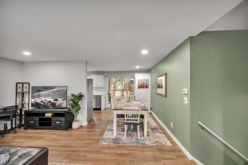 Bynum House | 2 Bed, Moroccan style Tvs,Kids Essentials, Crib,walk to Golf