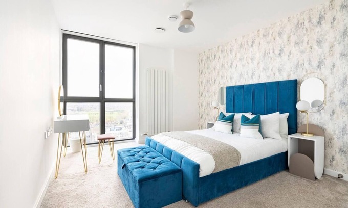 Barking Apartment | 2 Bed Penthouse - Balcony - Smoking - Parking