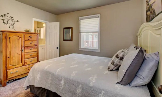 Depot Bench House | 2 bed Pet-Friendly in Great Central Boise location