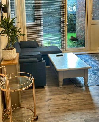 Langley Marish Apartment | 2 bed room , ensuite Flat close to Heathrow, Windsor , Langley