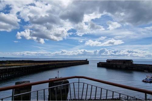 Kirkcaldy Apartment | 2 Bed-Sleeps 5-Parking-Sea View
