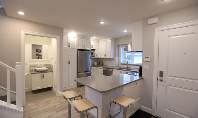 Arbutus Ridge Cottage | 2 Bedroom 1.5 Bath Private Laneway Cottage In Kitsilano - Arbutus, Vancouver