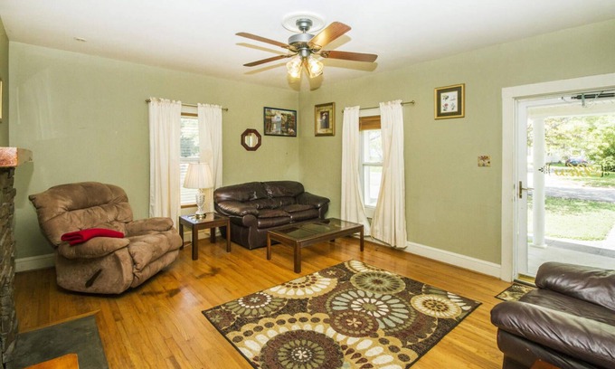 Knoxville House | 2 Bedroom 1 Bath Cottage