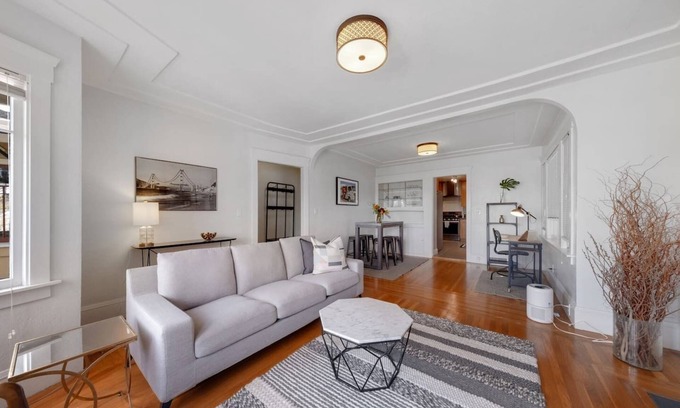 Grand Lake Apartment | 2 Bedroom, 1 Bath Located Just Steps Away From Piedmont Ave