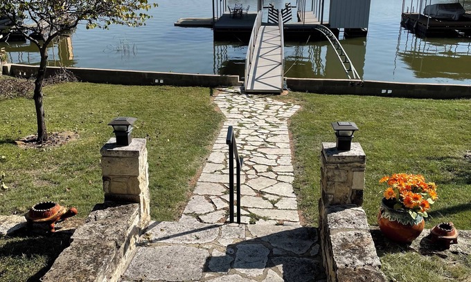 Brownwood House | 2 bedroom 2 bath with lake front view