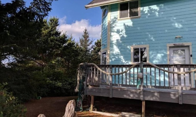 Florence House | 2 bedroom, 2 bathroom dog friendly walk to beach - Y-Knot