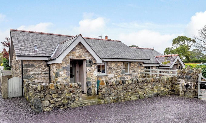 Bont Newydd Cottage | 2 bedroom accommodation in Caethro, near Caernarfon
