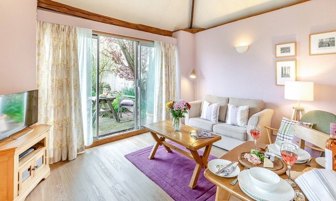 Hay-on-Wye Cabin | 2 bedroom accommodation in Ridgeway Cross, near Malvern