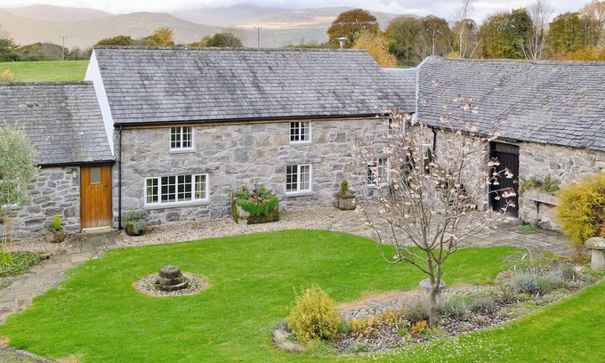 Llanrwst Cottage | 2 bedroom accommodation in Maenan, near Llanrwst