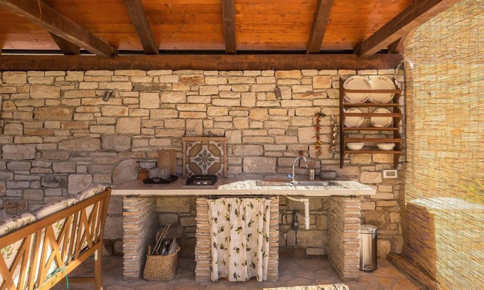 Debeljuhi House | 2 bedroom accommodation in Zminj