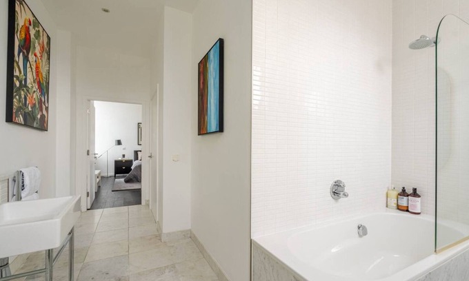 London City Centre Apartment | 2-bedroom apartment in charming London with AC