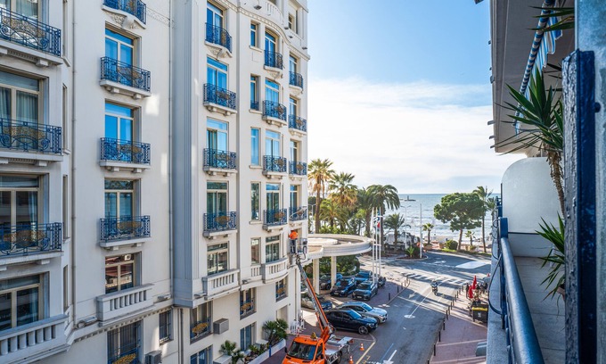 Cannes City Centre Apartment | 2-Bedroom Apartment with Terrace and Side Sea View