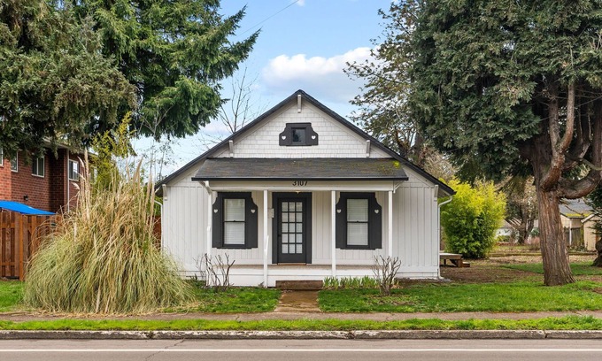 Vancouver House | 2-Bedroom Bungalow nestled close to Urban Centers