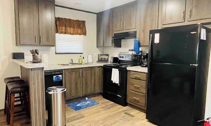 Cardinal Hills Cabin | 2 bedroom cabin near the Lake with private hottub.