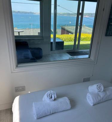 Plymouth Apartment | 2 Bedroom Chalet With Sea Views