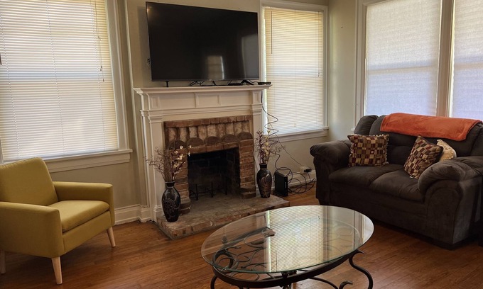 Riverfront Industrial Area House | 2 Bedroom Cottage-walking distance to downtown