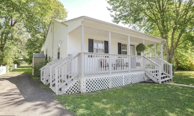 Valley Lee Cottage | 2 Bedroom Cozy Beach Cottage with Water Access