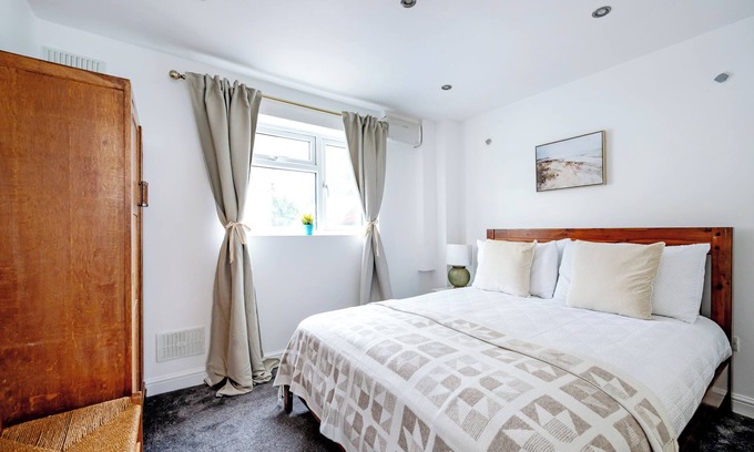 Thamesfield Apartment | 2 bedroom flat in Putney by the river