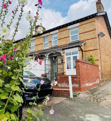 Stamford Apartment | 2 bedroom Hidden Gem in Stamford with parking