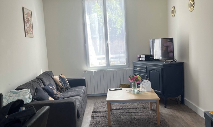 Mezieres-sur-Seine House | 2-BEDROOM HOUSE WITH GARDEN FOR 4 ADULTS AND ONE CHILD