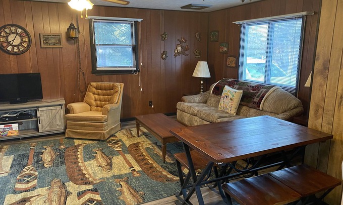 Crivitz Cottage | 2-bedroom house/cottage Sleeps 6