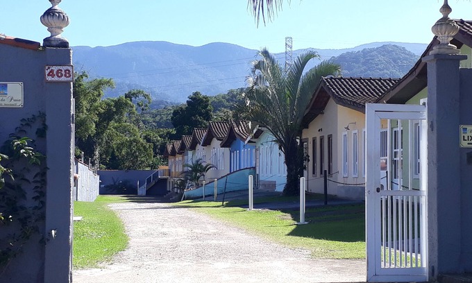 Maranduba House | 2 BEDROOM HOUSE IN CONDOMINIUM GARAGE 3 CARS WIFI BARBECUE. 250M FROM THE BEACH