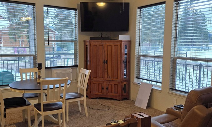 Nordman House | 2-bedroom house with cute bunkhouse 50 yards from boat ramp on Priest Lake