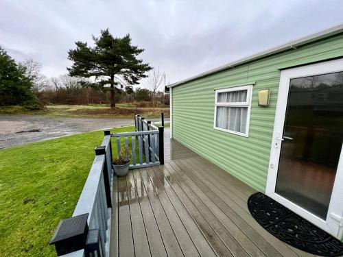 Tewitfield Resort | 2 Bedroom Lakeview Lodge - Ensuite & Balcony Deck