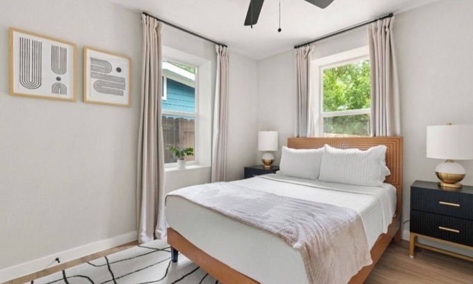 East MLK Cabin | 2-bedroom lodge in lovely Austin with WiFi, AC