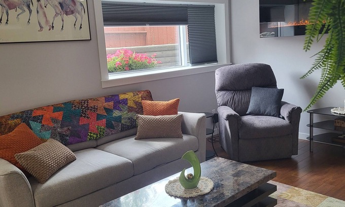 Inglewood House | 2-bedroom lower suite. 10 mins to downtown, Calgary Zoo, Saddledome & Max Bell