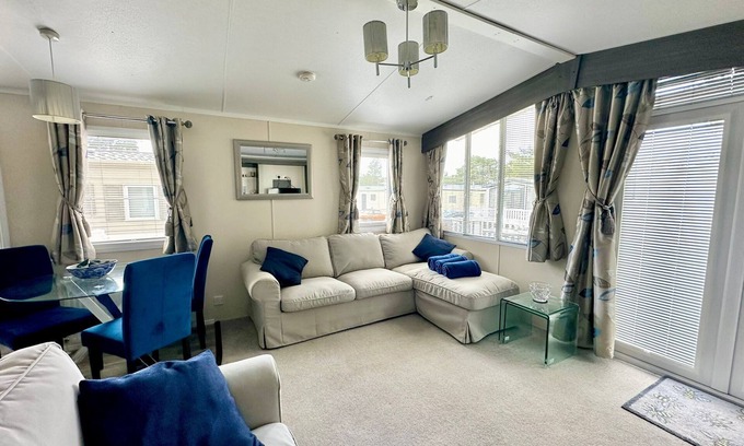 Ringwood House | 2 Bedroom Luxury Caravan on Family Park and short drive to Bournemouth Beach