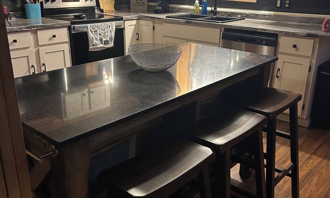 Shirley Cabin | 2 bedroom plus loft cabin near lake, trails with AC, Wi-Fi slp 9