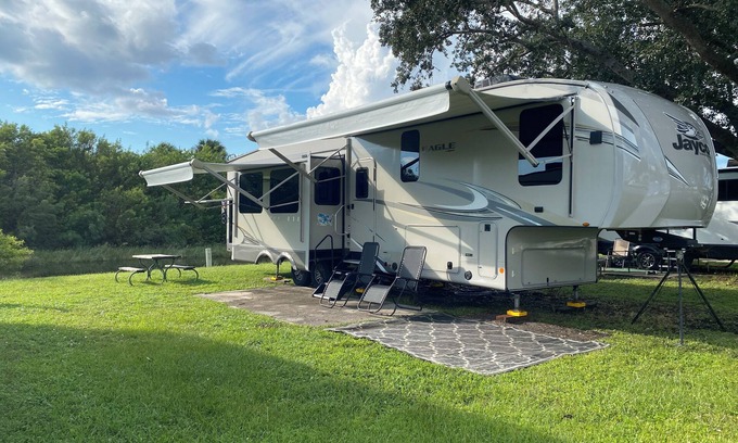 El Jobean House | 2-bedroom RV near Boca Grand with WiFi, fitness room and pool