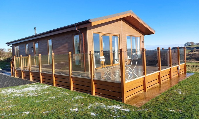 Lochwinnoch Cabin | 2 Bedroom Sleeps 4 Lodge-Smart Tv-Hot tub-Dogs Ok