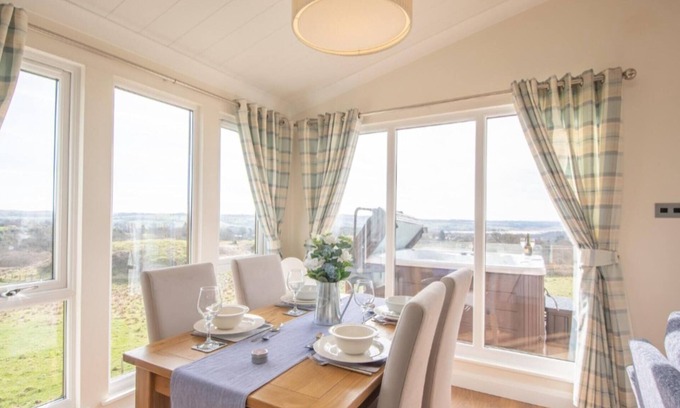 Lochwinnoch Cabin | 2 Bedroom Sleeps 4 Lodge-smart Tv-hot Tub-dogs Ok