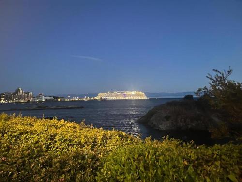 Victoria West House | 2 bedroom suint water front