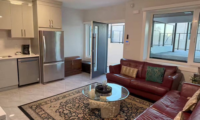 Delta House | 2 Bedroom Suite 20 minutes from YVR Airport & Tsawwassen Ferry Terminal