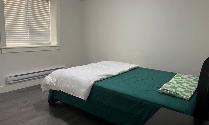 South Clearbrook House | 2 Bedroom suite with free parking