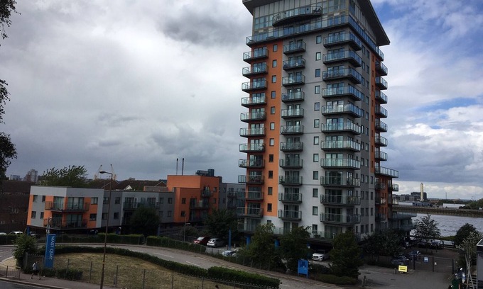 Woolwich Riverside Apartment | 2 bedroom Thames riverside apartment with free wifi.