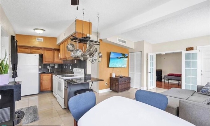 Deerfield Beach House | 2 bedrooms 1 bath